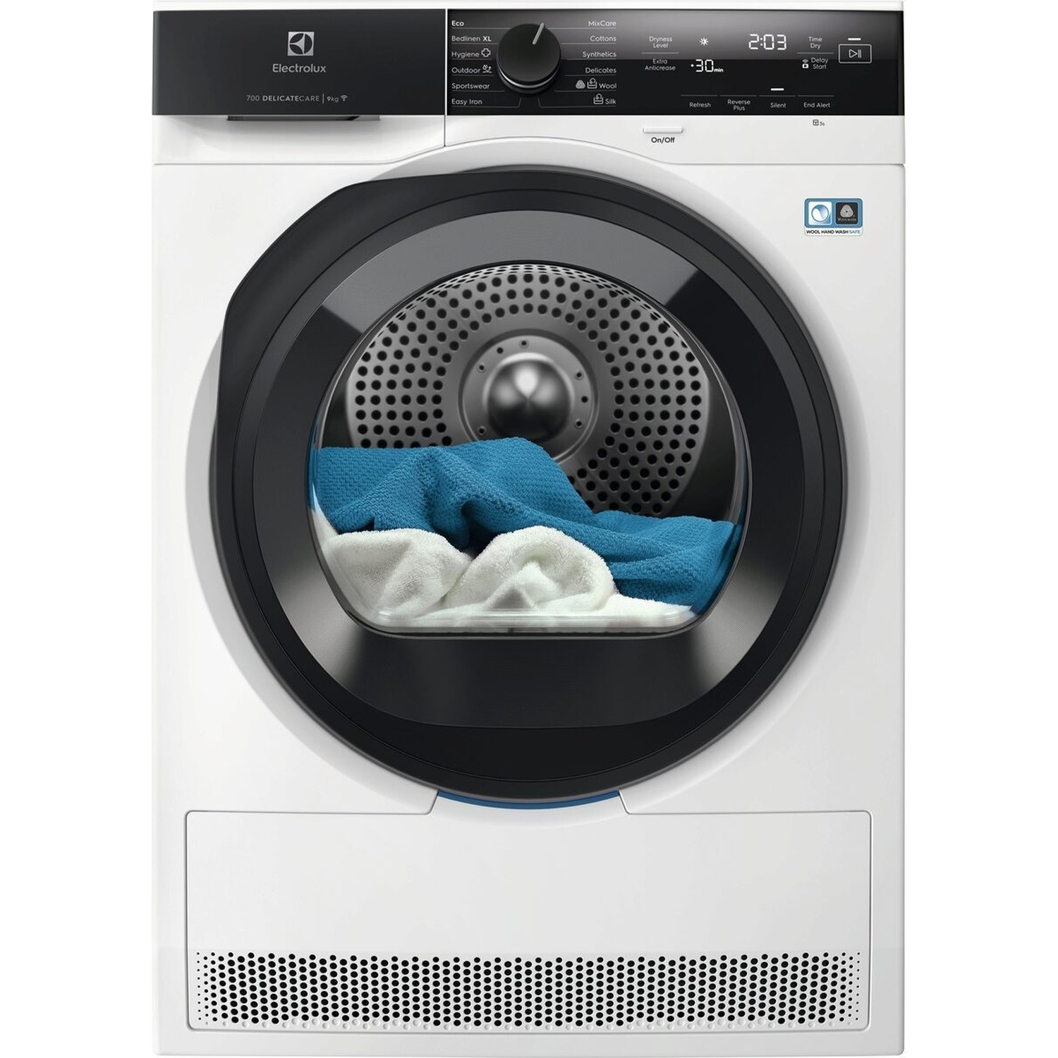 Una lavatrice Electrolux bianca con oblò nero e biancheria blu e bianca.