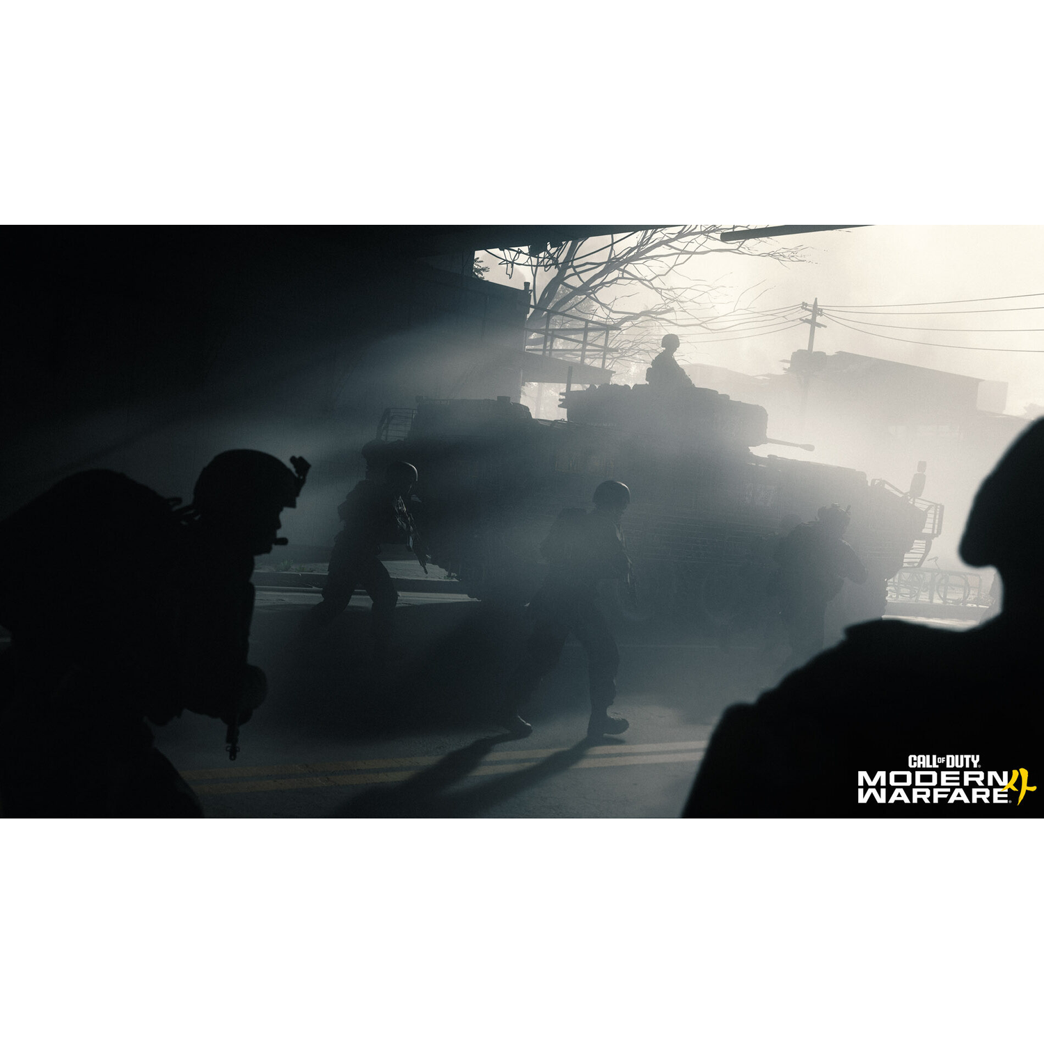 Des soldats en silhouette passent devant un char dans une rue brumeuse et dévastée par la guerre.