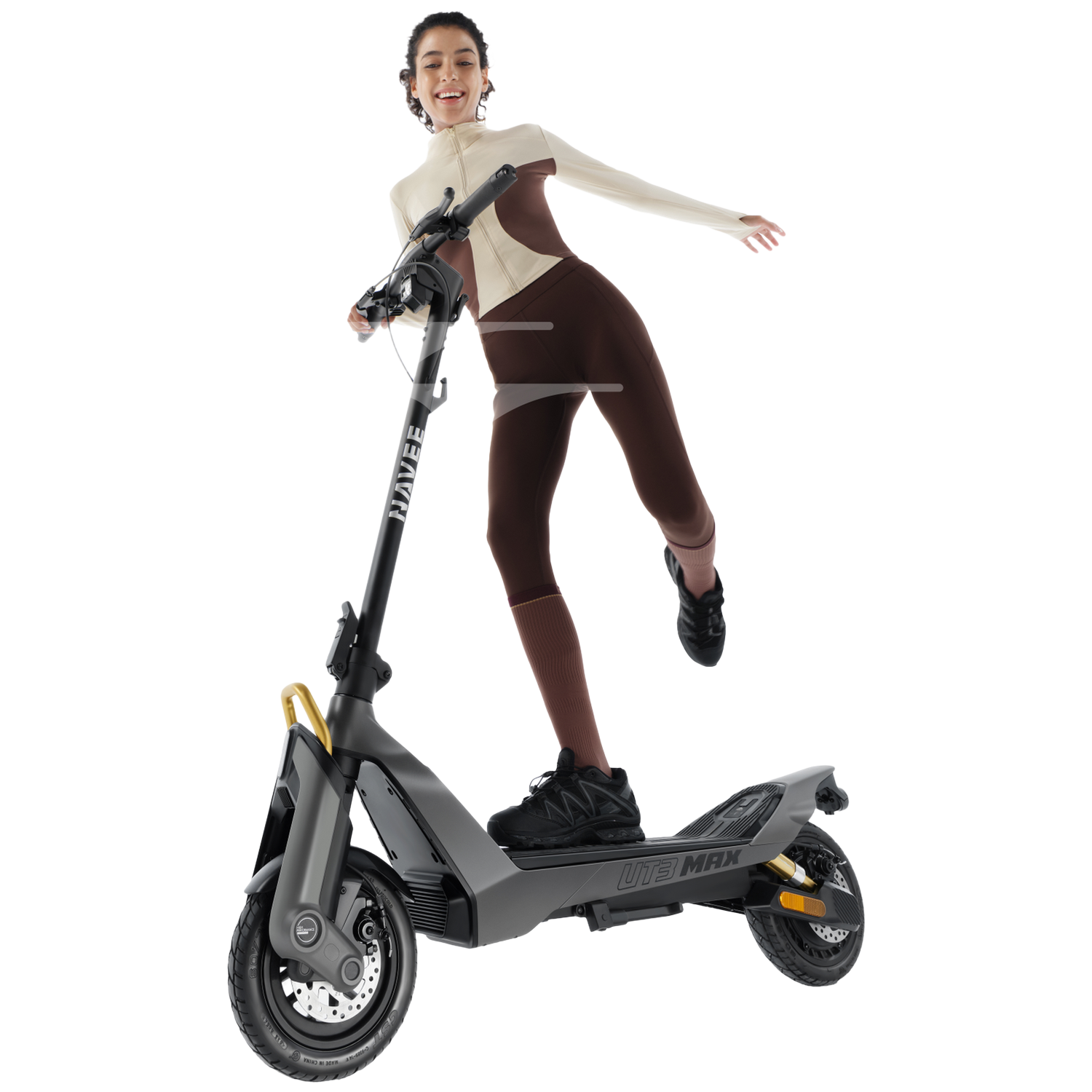 Vrouw in bruin en crèmekleurige outfit rijdt op een grijze elektrische scooter.