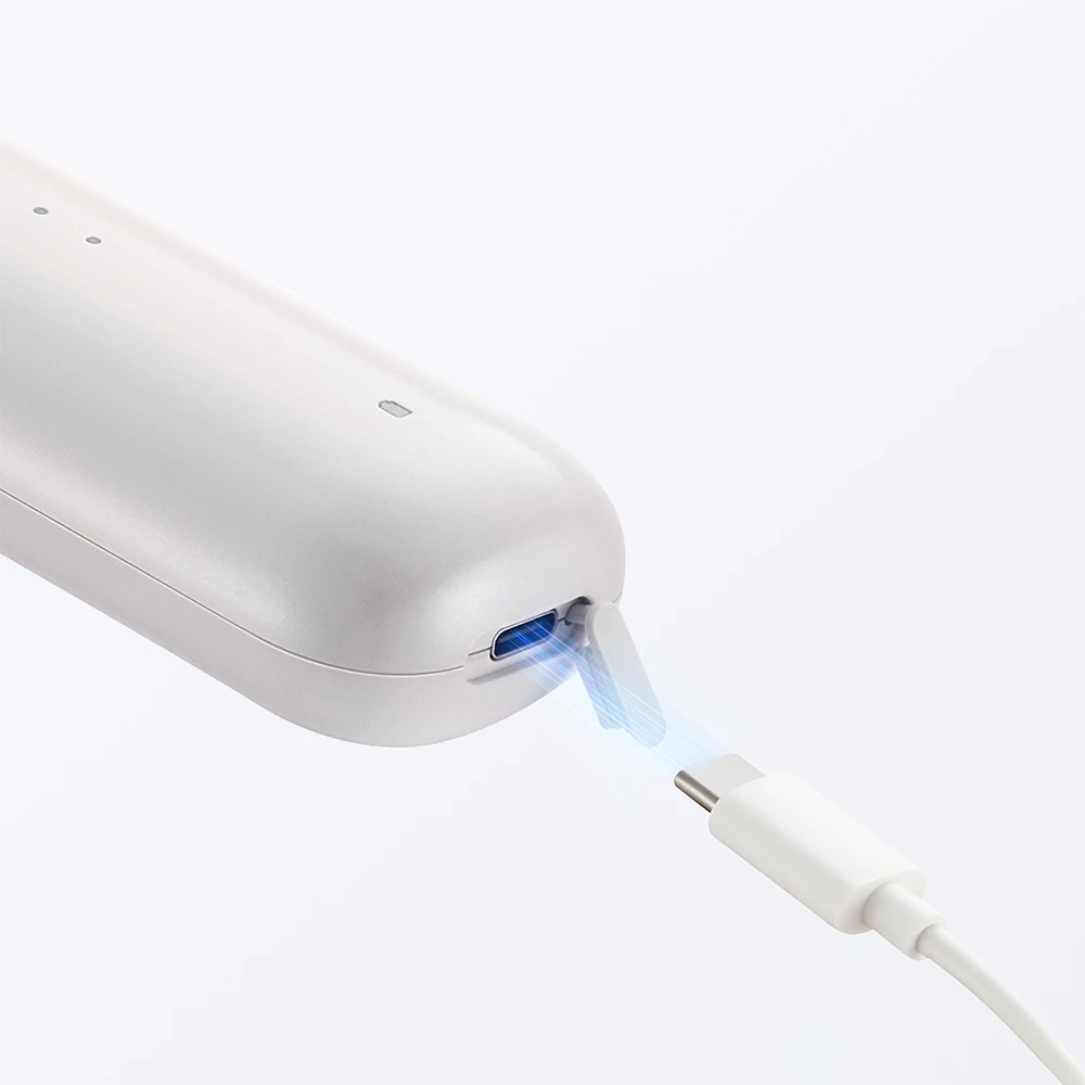 Egy fehér USB-C kábel csatlakozik egy fehér eszközhöz.