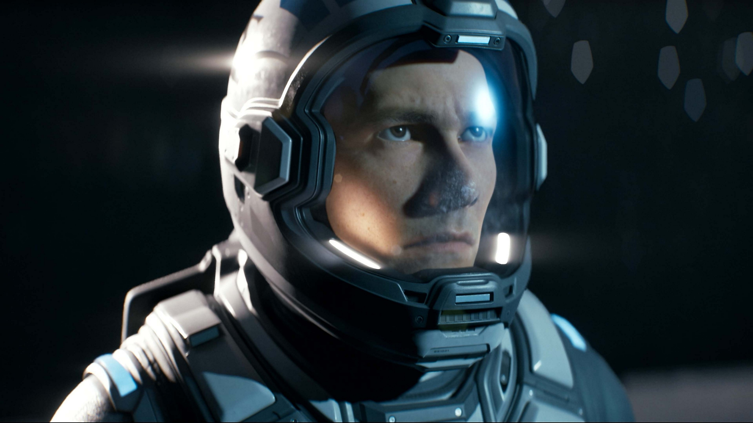 Ein Mann in einem futuristischen Raumanzug mit Helm blickt nach rechts.
