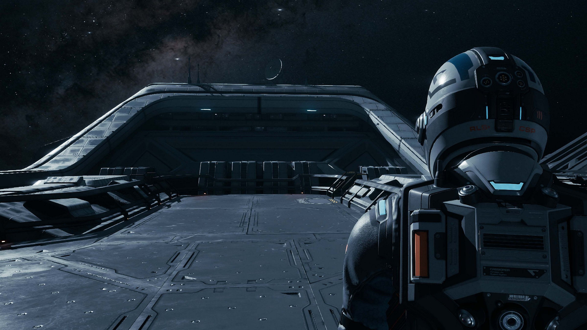 Ein Astronaut in einem futuristischen Anzug steht auf einer Metallplattform vor einem großen Raumschiffhangar.