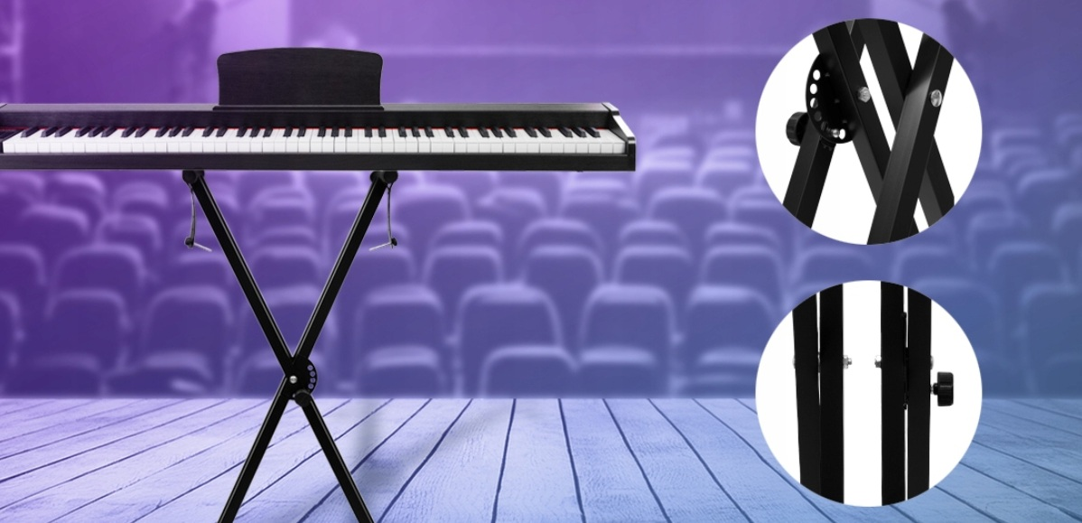 Czarny keyboard na statywie typu X przed sceną z dwoma zbliżeniami.