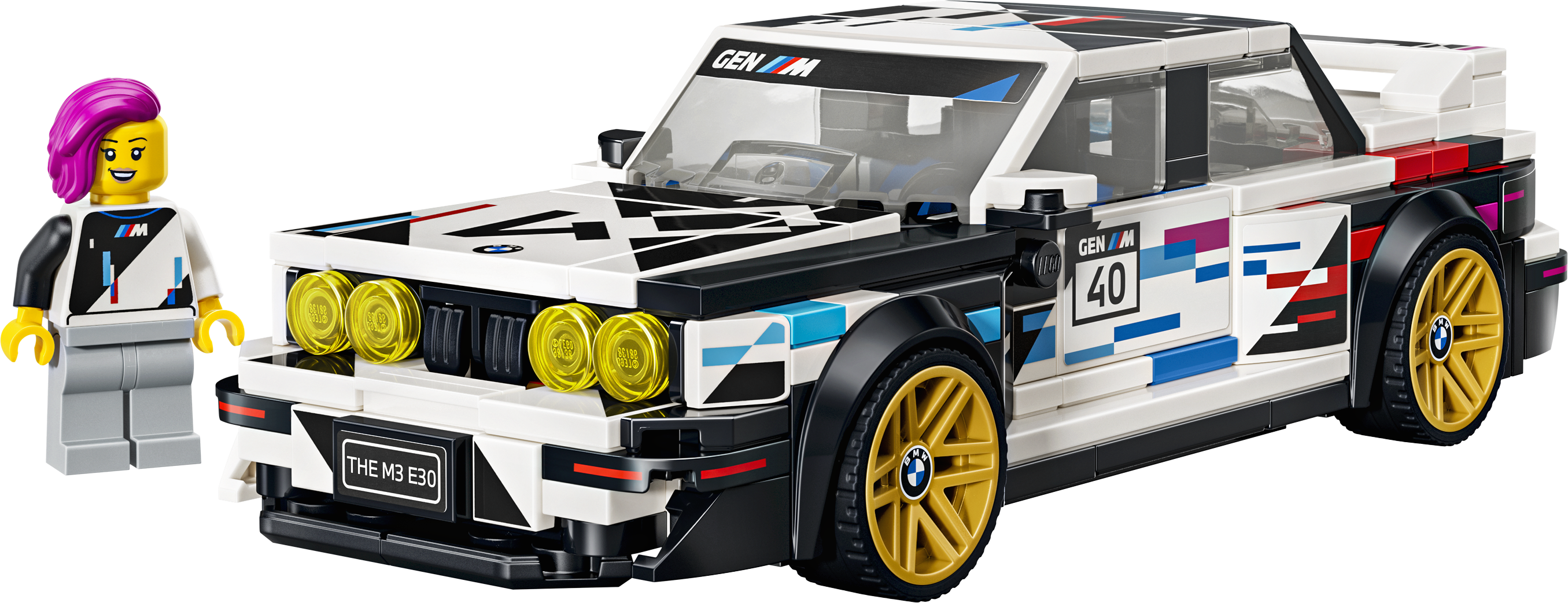Ein Lego-Männchen mit pinken Haaren neben einem weißen Lego-Auto mit BMW-Design.