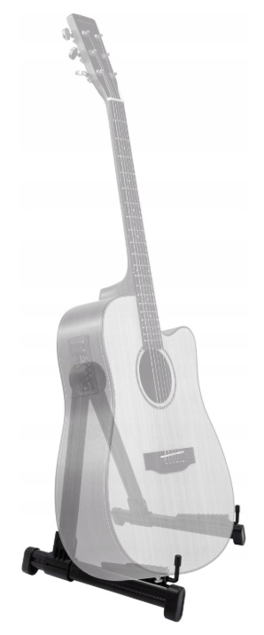 Gitara akustyczna stoi stabilnie na czarnym stojaku podłogowym na białym tle.