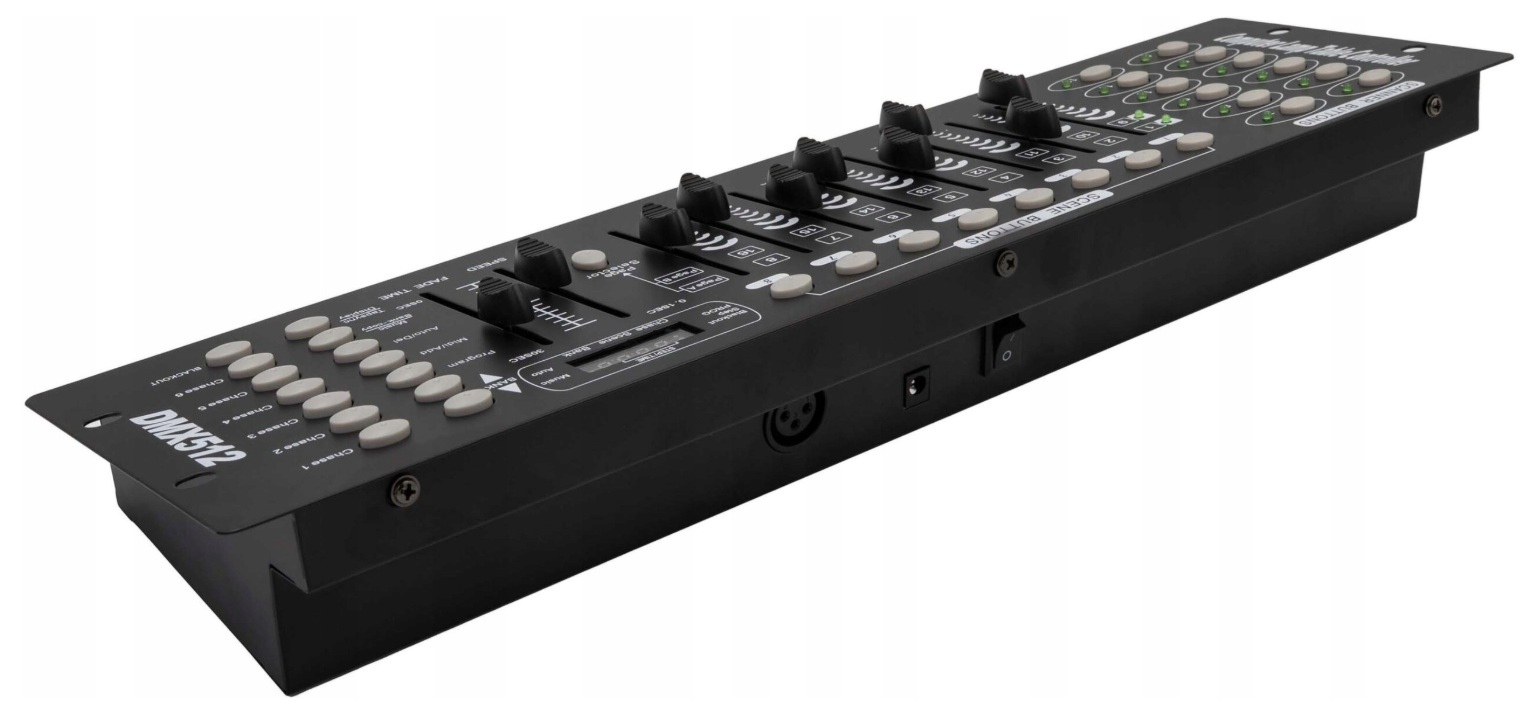 Czarny sterownik oświetlenia DMX512 z suwakami, przyciskami i diodami LED na białym tle.