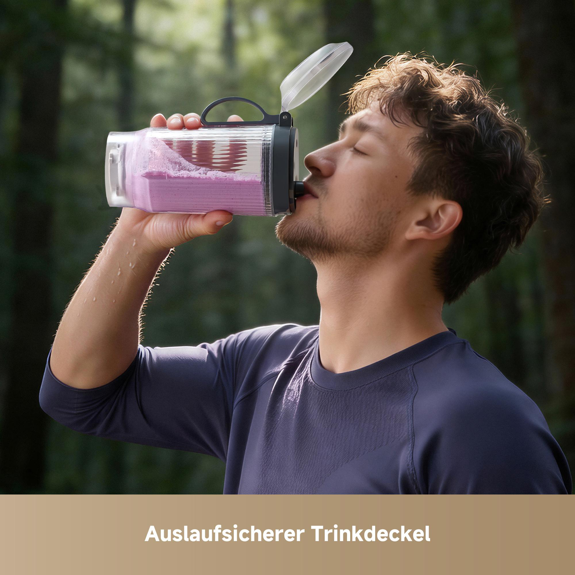Mann trinkt lila Smoothie aus durchsichtigem Behälter im Wald.