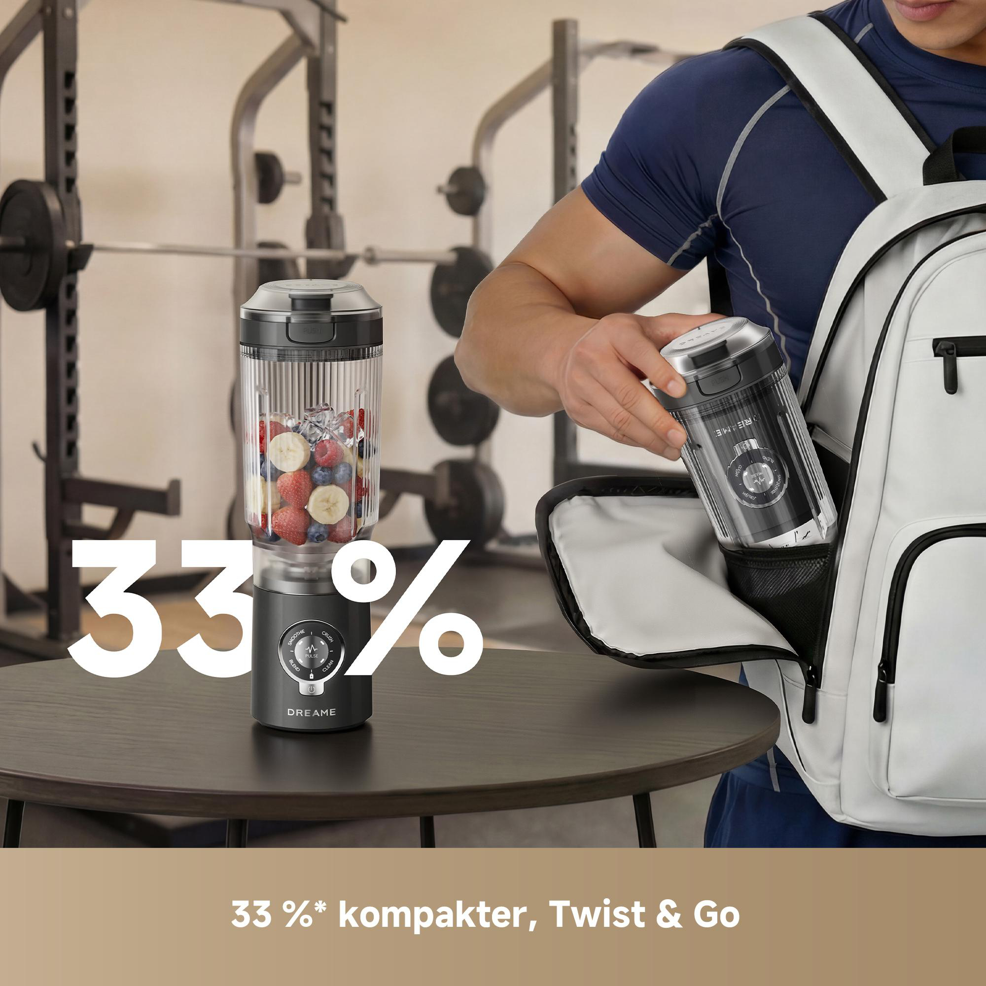 Ein Mann packt einen Mixer mit Früchten in einen Rucksack im Fitnessstudio.