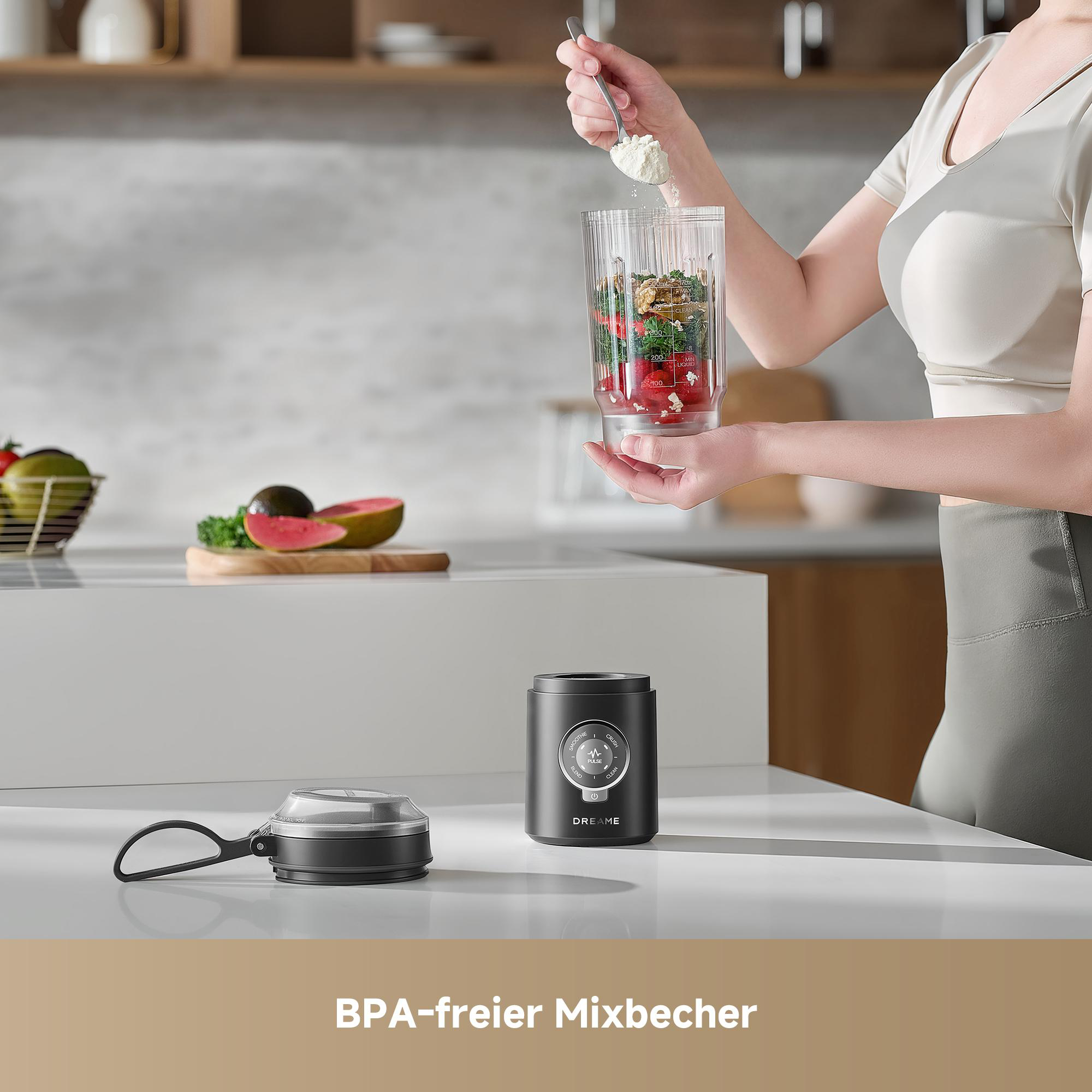 Eine Hand gibt Pulver in einen Mixer mit Früchten und Gemüse. Unten steht ein Becher.