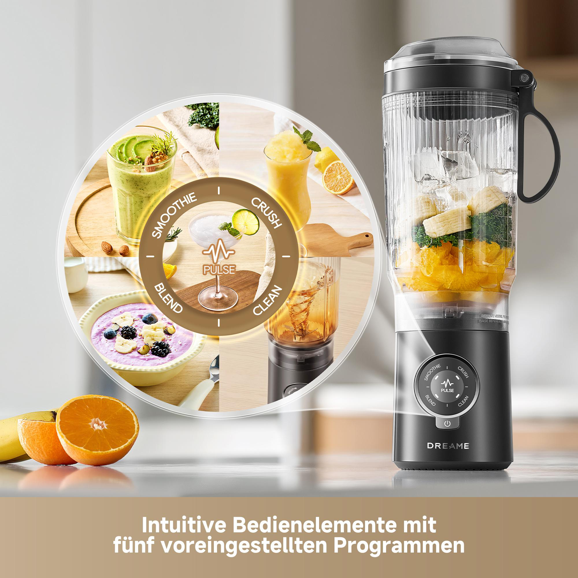 Ein tragbarer Mixer mit verschiedenen Fruchtzubereitungen und Eiswürfeln.