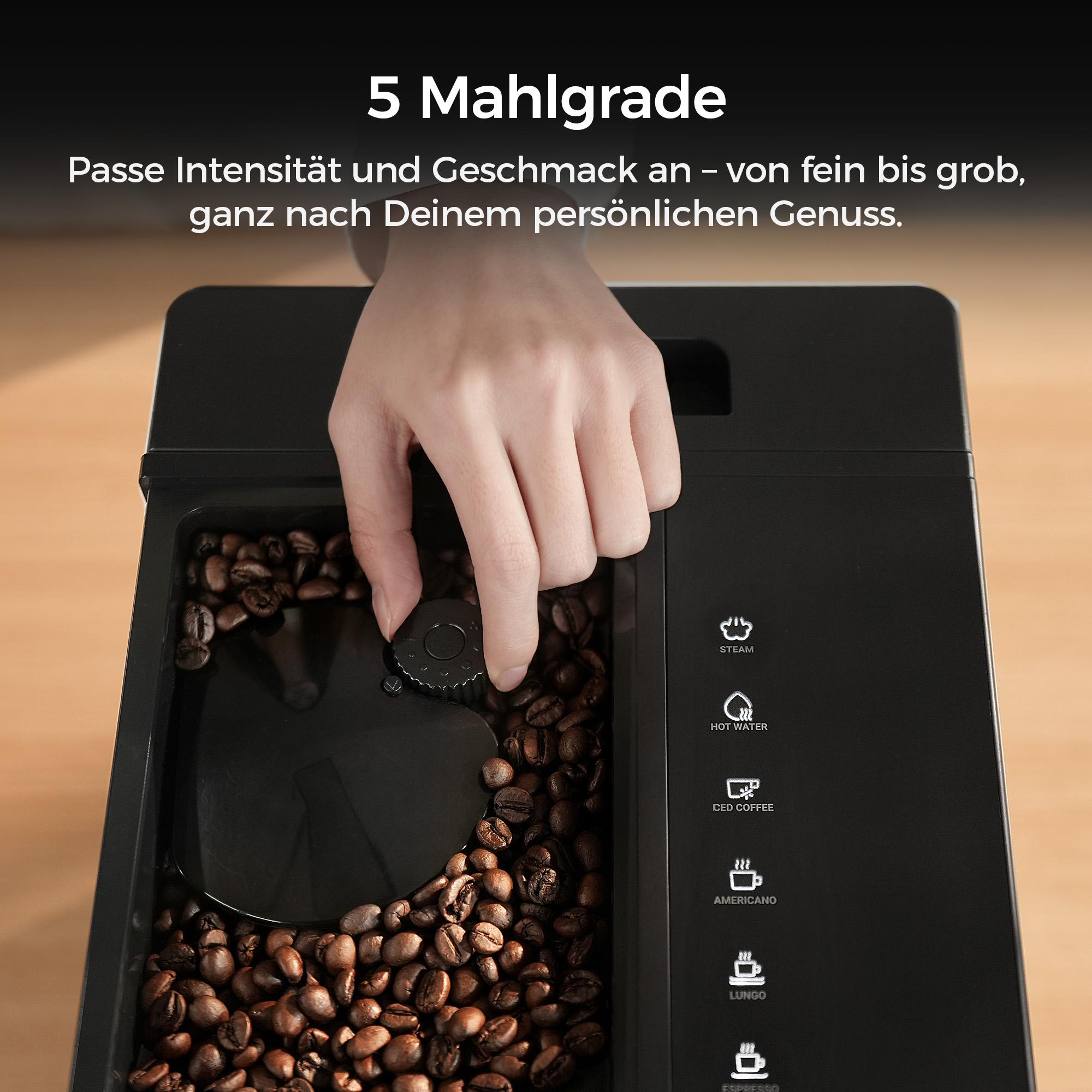 Eine Hand dreht an einem Mahlgradregler einer Kaffeemaschine mit Bohnen.