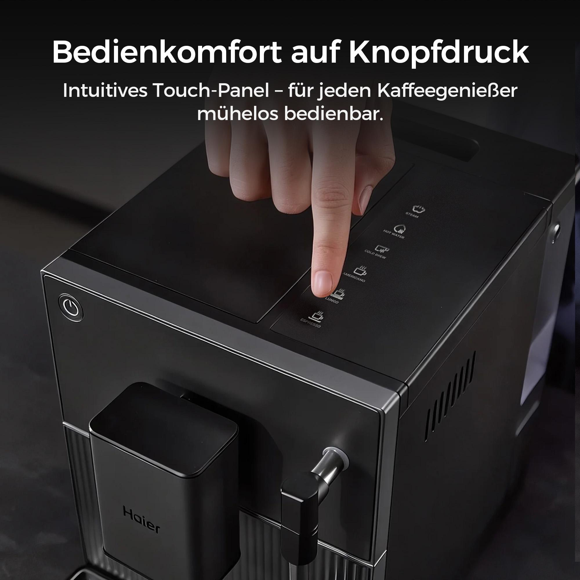Eine Hand drückt auf ein Touch-Panel einer Kaffeemaschine.