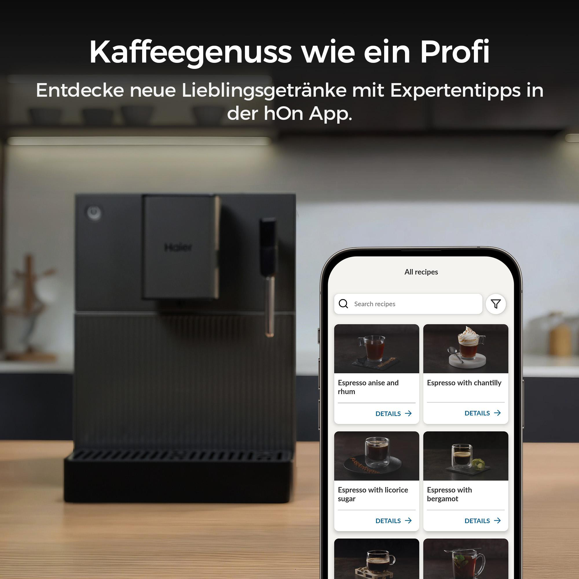 Eine schwarze Kaffeemaschine steht neben einem Smartphone mit Kaffee-Rezepten.