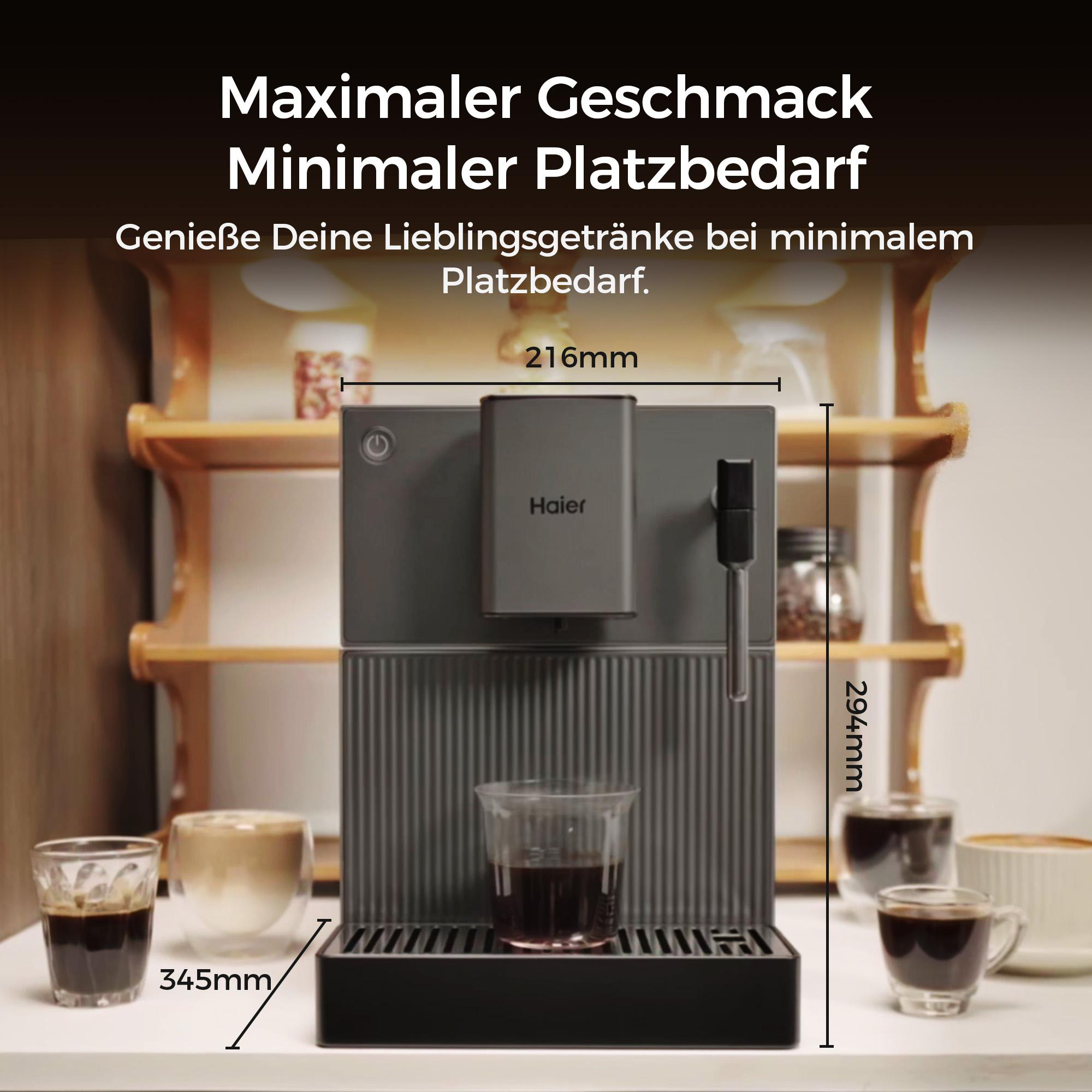 Eine kompakte Haier Kaffeemaschine mit drei Tassen Kaffee daneben.