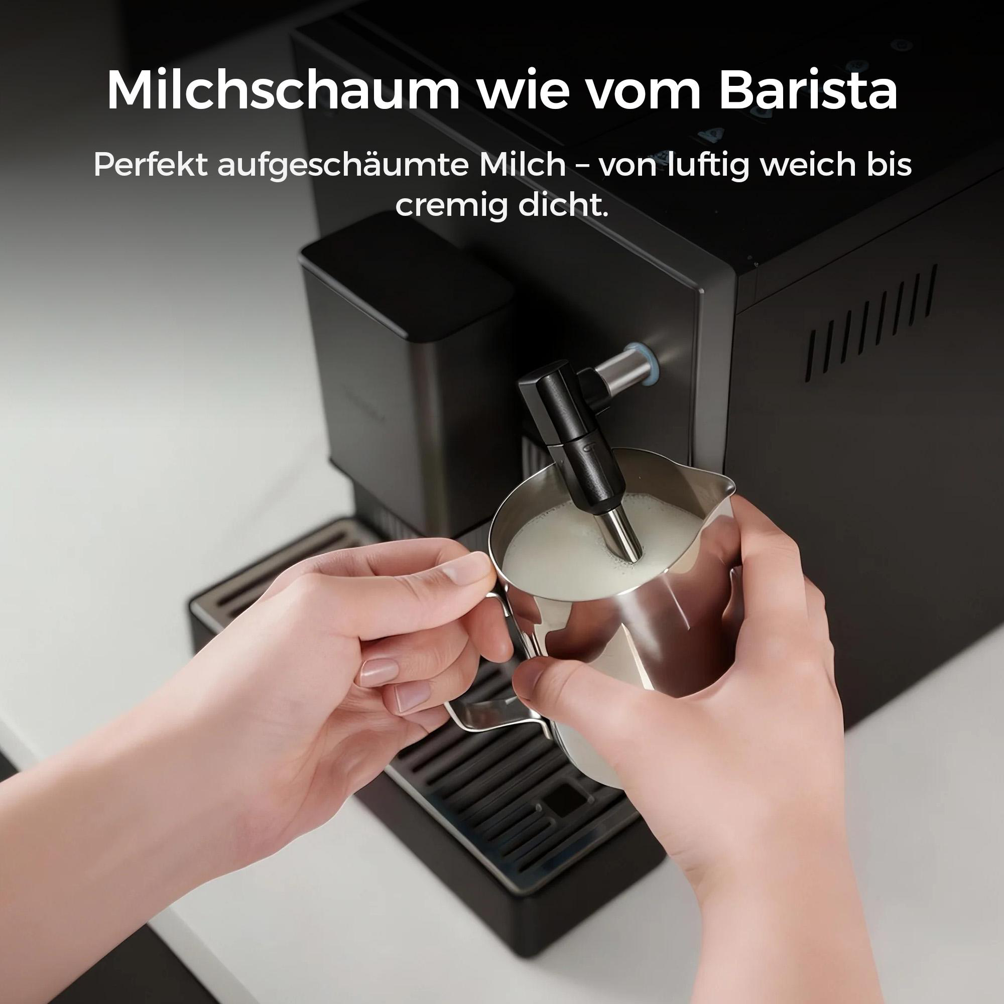Eine Person schäumt Milch in einem Metallkrug mit einer Kaffeemaschine.