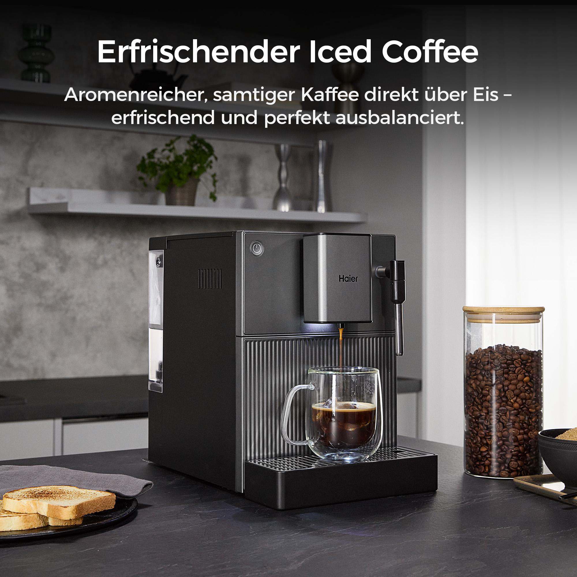 Kaffeemaschine brüht Eiskaffee in Glas, daneben Kaffeebohnen und Toast.