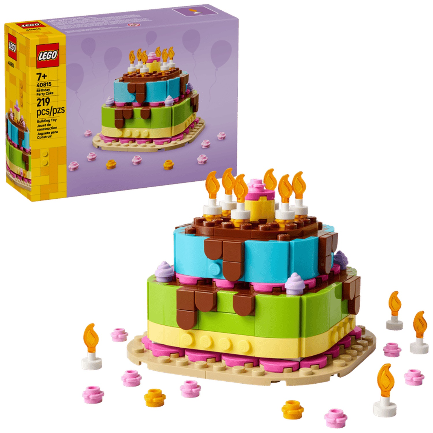 Un gâteau d'anniversaire LEGO à trois niveaux vert, bleu et jaune, décoré de glaçage au chocolat.