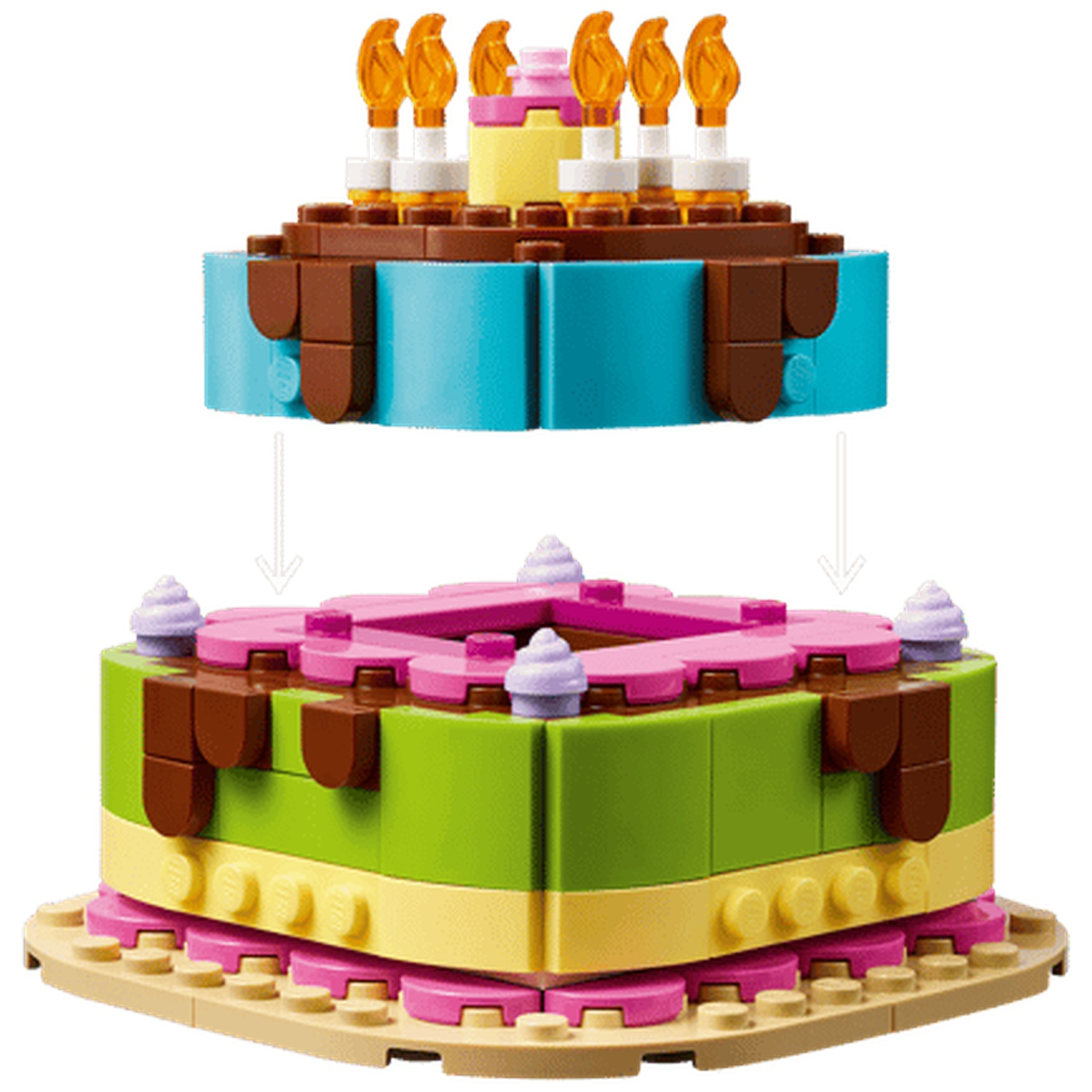 Deux couches de gâteau Lego avec des bougies et un glaçage au chocolat.