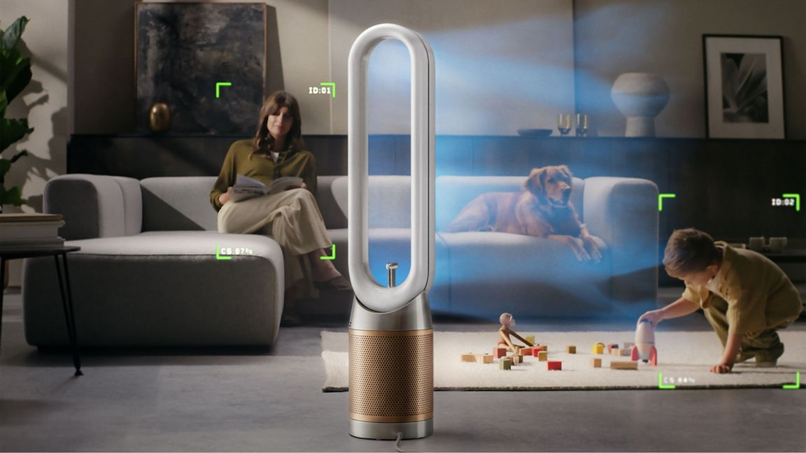 Un purificateur d'air dans un salon éclaire un garçon et un chien.