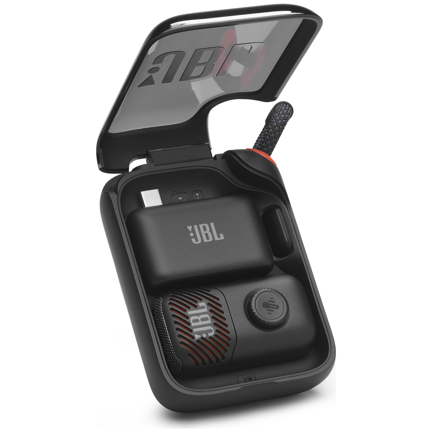 Een open zwarte JBL-oplaadcase met microfoon en USB-C-kabel erin.