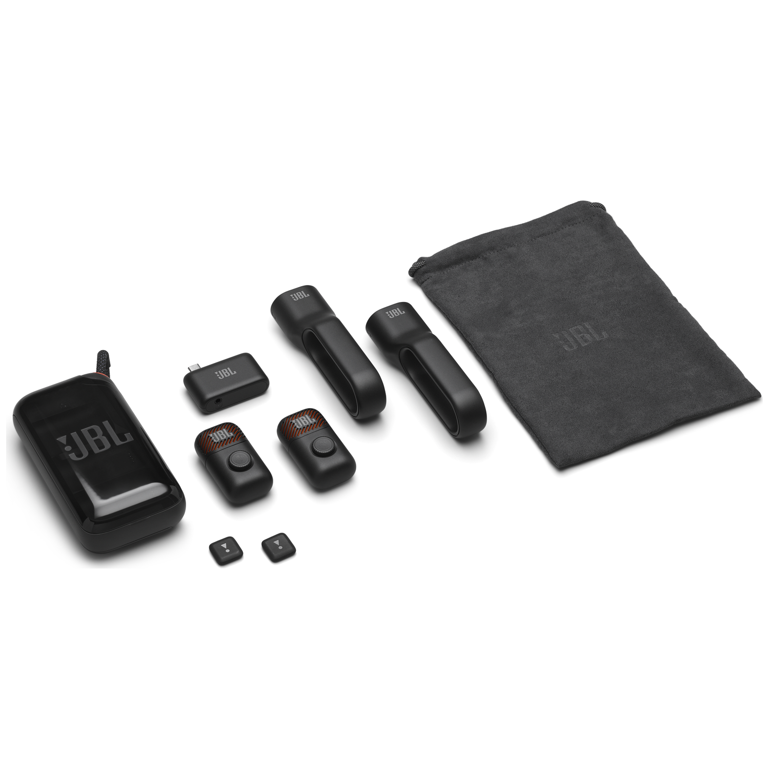 JBL-accessoires: zwart oplaaddoosje, twee oordopjes, adapter en etui op wit.