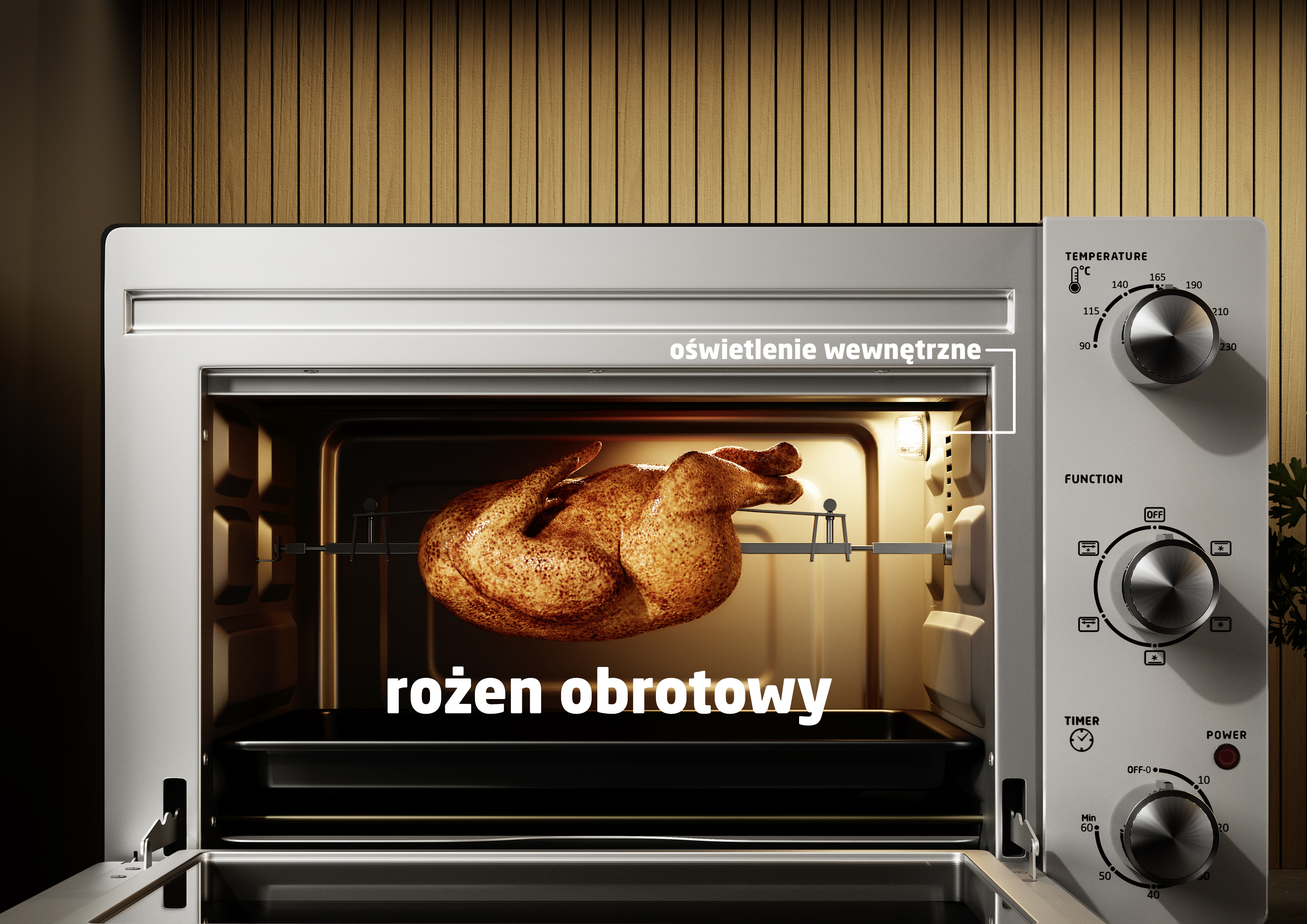 Cały pieczony kurczak obraca się na rożnie w oświetlonym piekarniku.