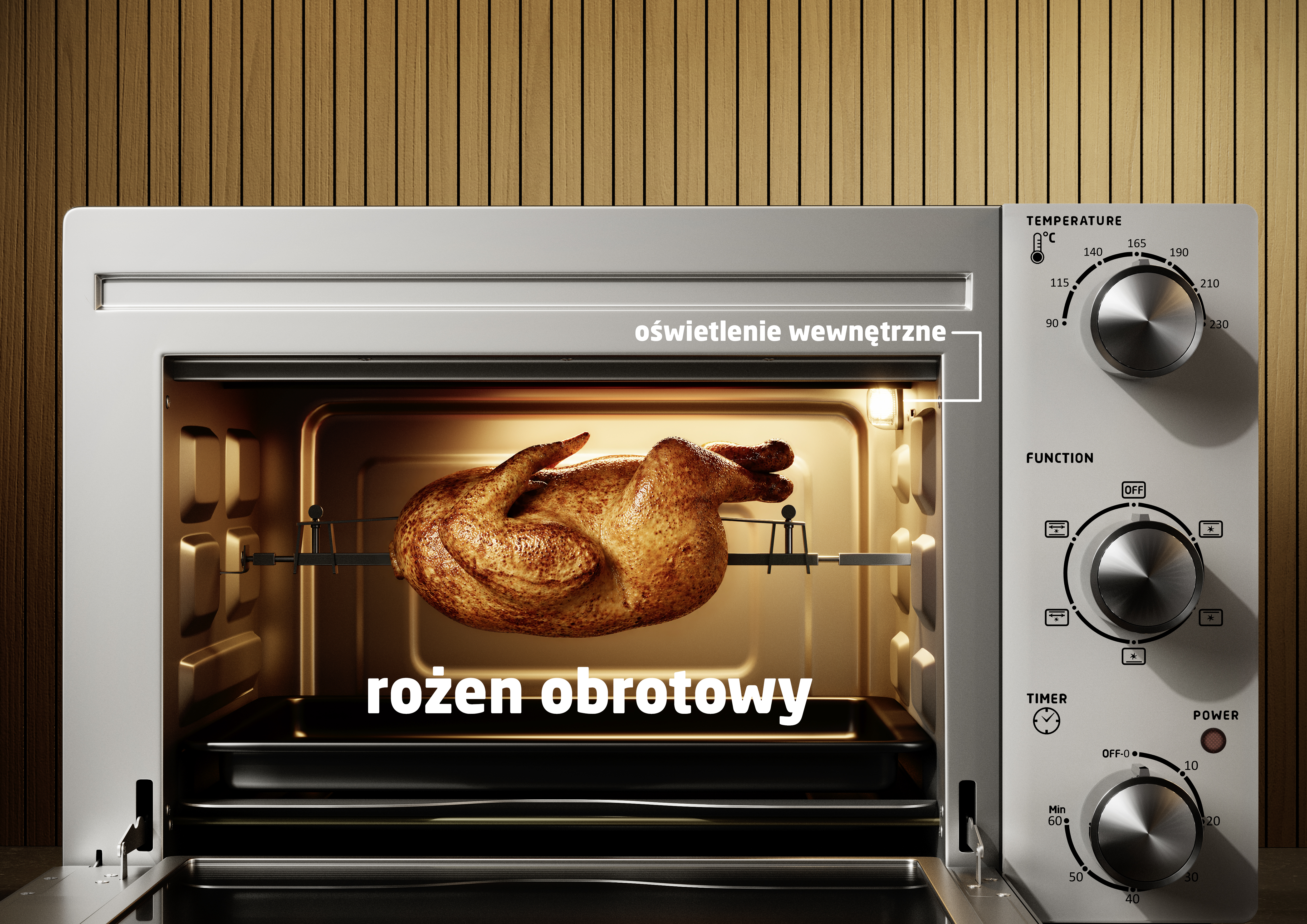 Złocisty kurczak z rożna obraca się na ruszcie w otwartym piekarniku z drewnianą ścianą.