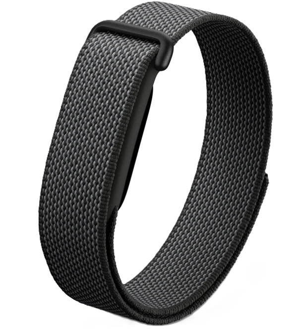 Graues Textilarmband mit schwarzem Verschluss, das um ein schwarzes Gerät gewickelt ist.