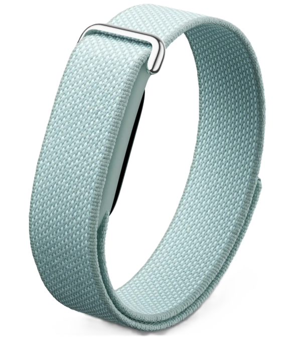 Ein hellblaues Stoffarmband mit Metallschnalle auf weißem Hintergrund.