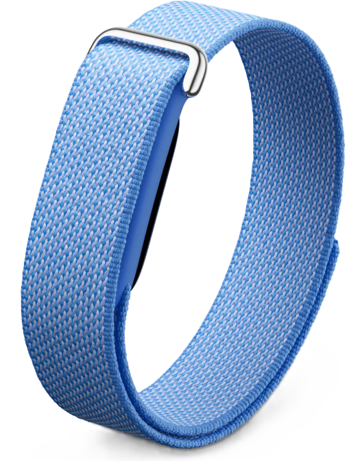 Ein hellblaues Gewebeband mit silberner Schnalle für ein Smart-Armband.