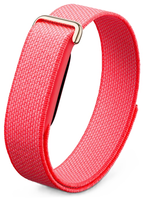 Ein rotes Stoffarmband mit einer goldenen Schnalle, das um ein Fitnessarmband gewickelt ist.