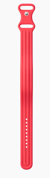 Ein rotes, geripptes Armband mit silbernem Knopf und Lochreihe.