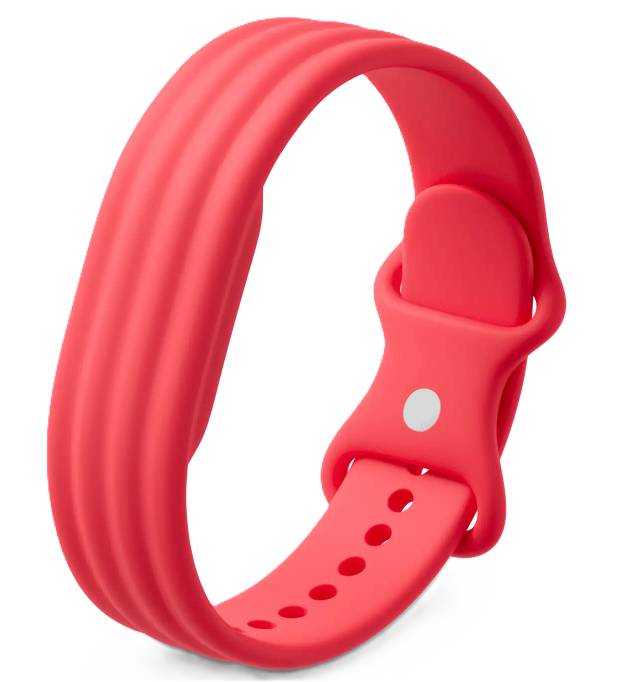 Ein korallenrosa Silikonuhrenarmband mit horizontalen Rillen oben.