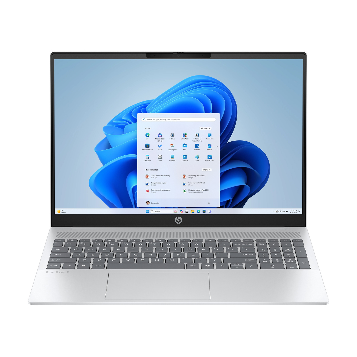 Laptop argento con schermo aperto che mostra il menu Start di Windows 11.