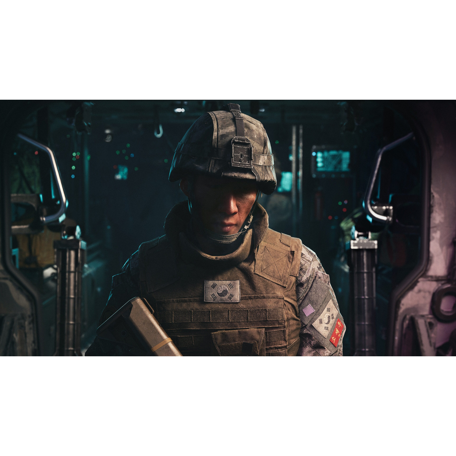 Soldato in uniforme mimetica e casco tiene un fucile in una stanza buia.