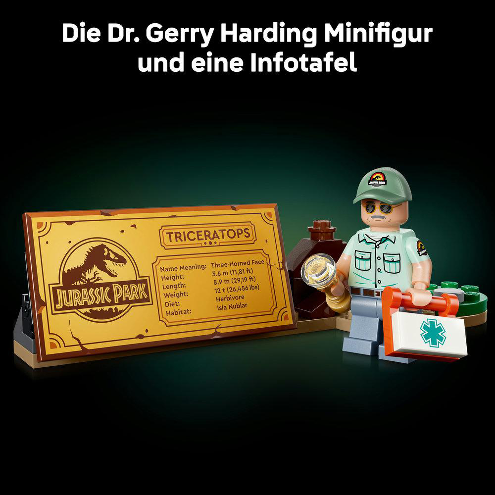 Eine Minifigur von Dr. Gerry Harding neben einer Jurassic Park-Infotafel über Triceratops.