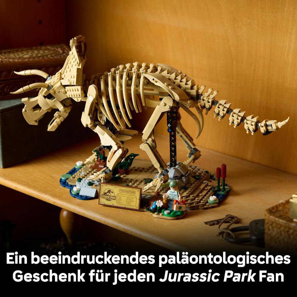Ein Lego-Modell eines Triceratops-Skeletts auf einer Ausstellungsplattform.
