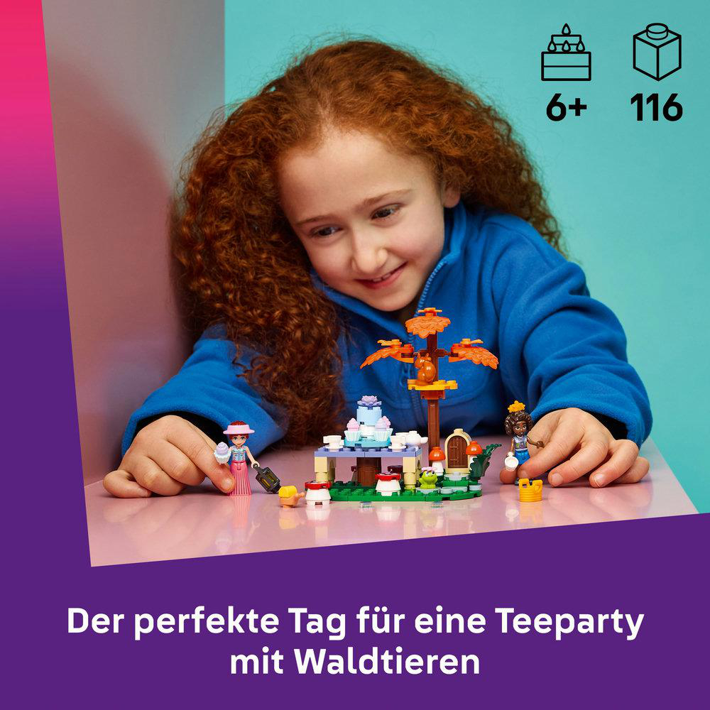 Ein rothaariges Mädchen spielt mit einem LEGO-Teeservice-Set mit Tieren und Kuchen.
