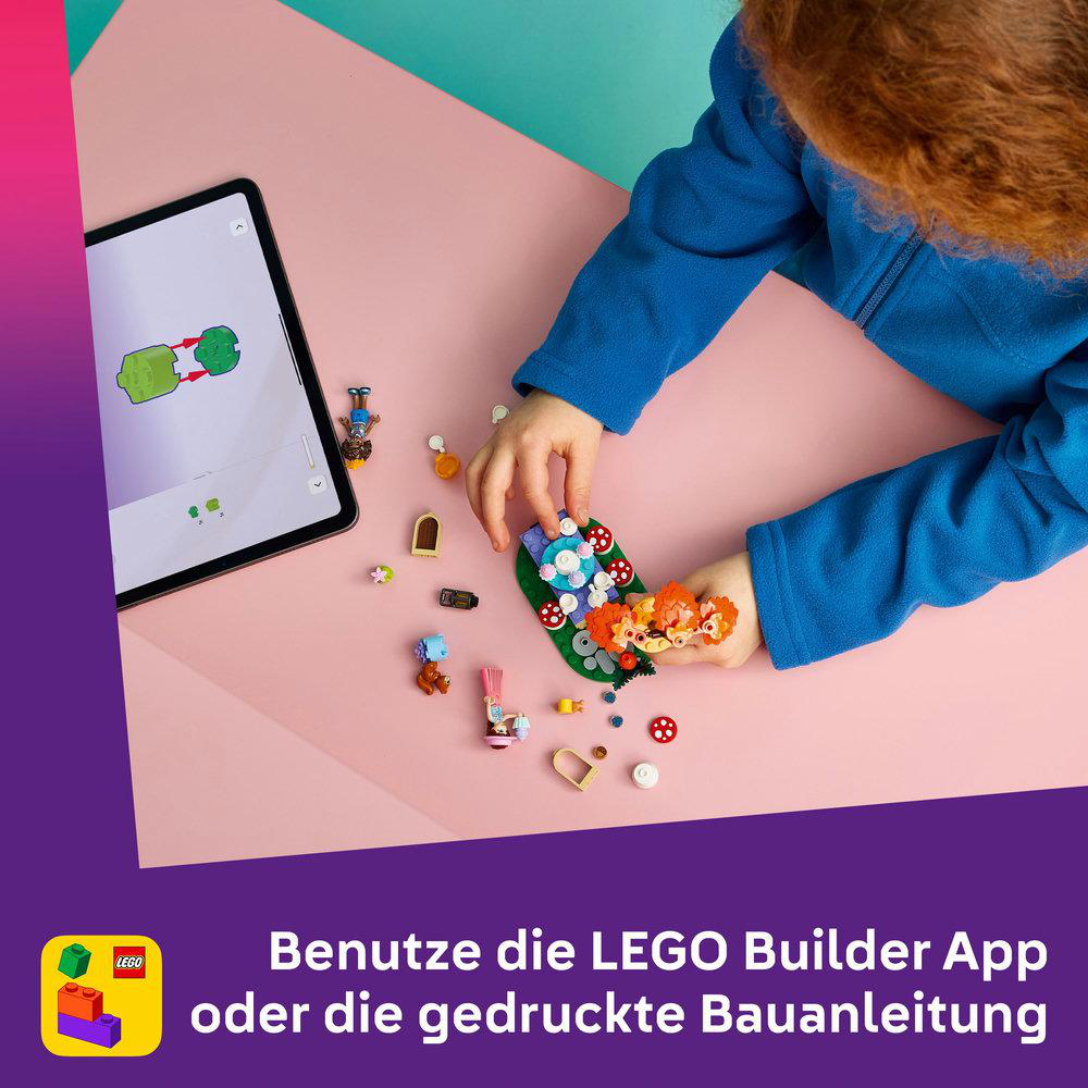 Ein Kind baut mit LEGO-Steinen, eine Tablet-App zeigt Bauanleitungen.