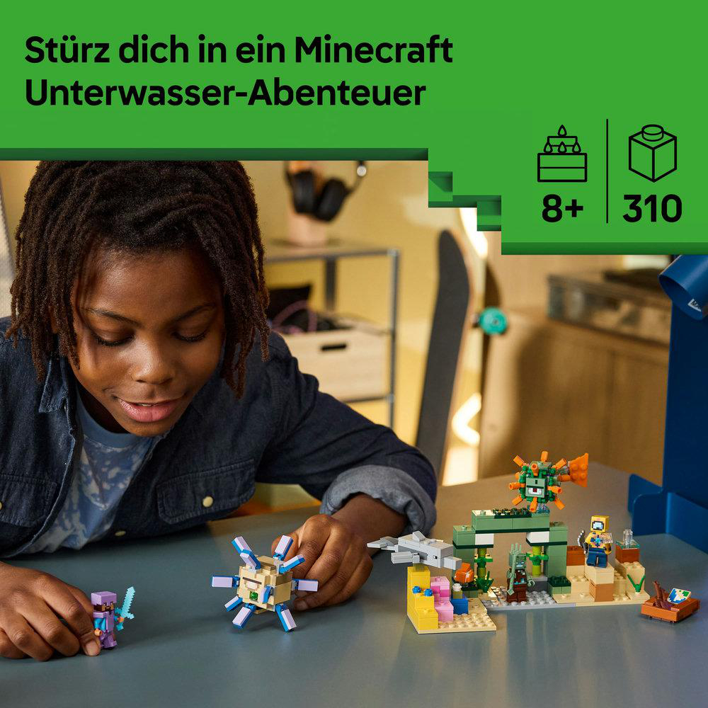 Ein Junge spielt mit Minecraft-Spielzeug. Im Vordergrund eine Figur und ein Block. Im Hintergrund bunte Bausteine.