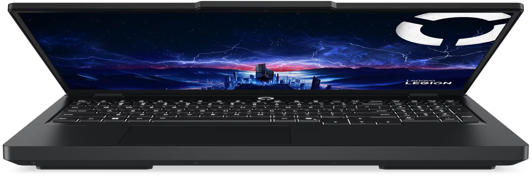 Egy nyitott fekete laptop futurisztikus városi hátteret jelenít meg a képernyőjén.