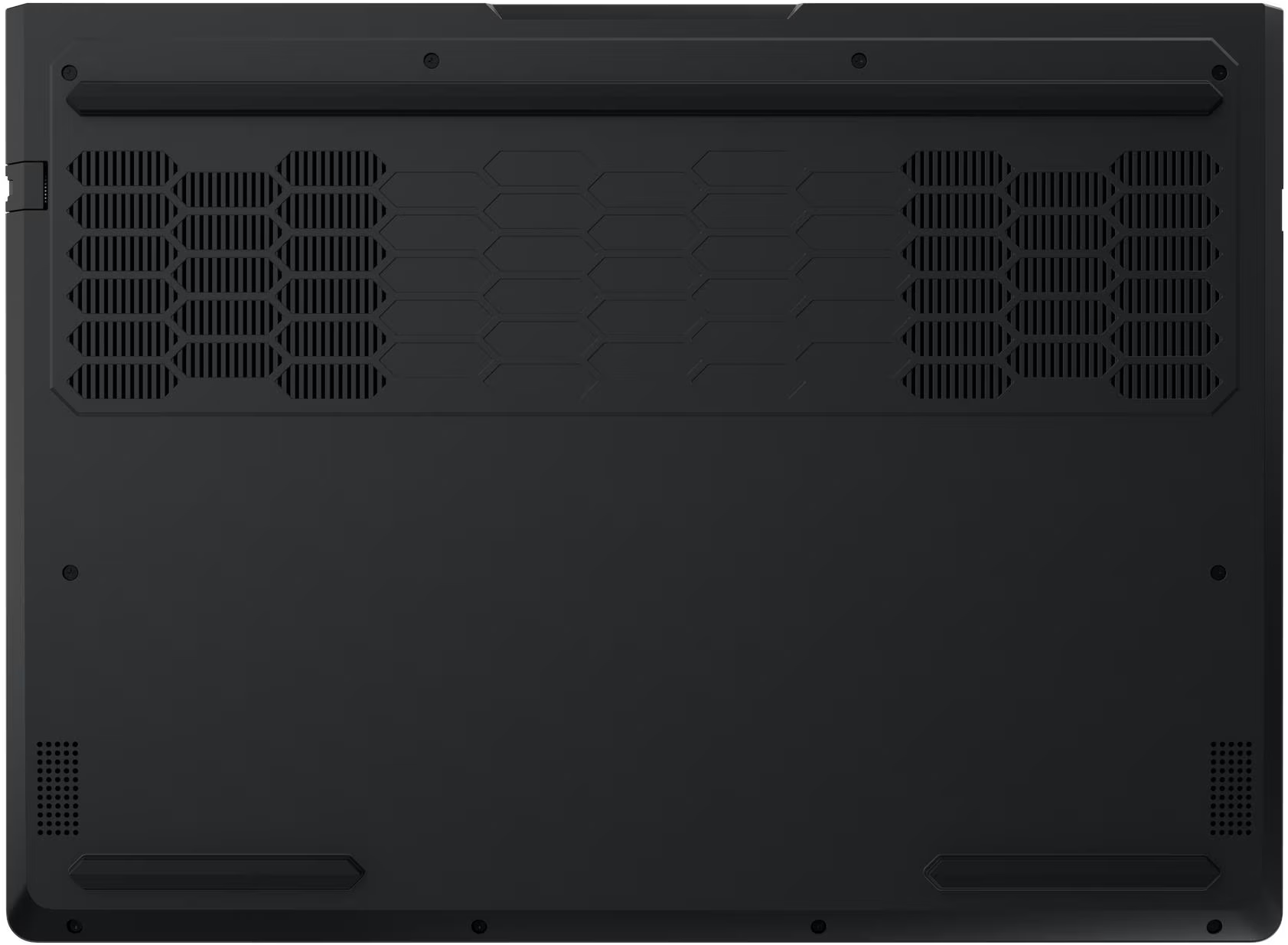 Egy fekete laptop alja szellőzőrácsokkal és hatszögletű mintákkal.