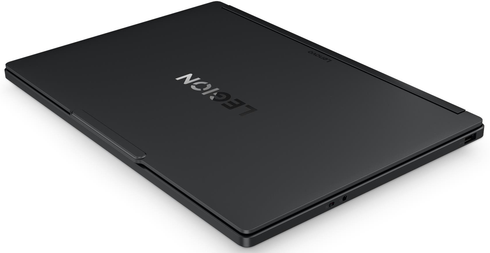 Zárt fekete Lenovo Legion laptop fehér háttéren.