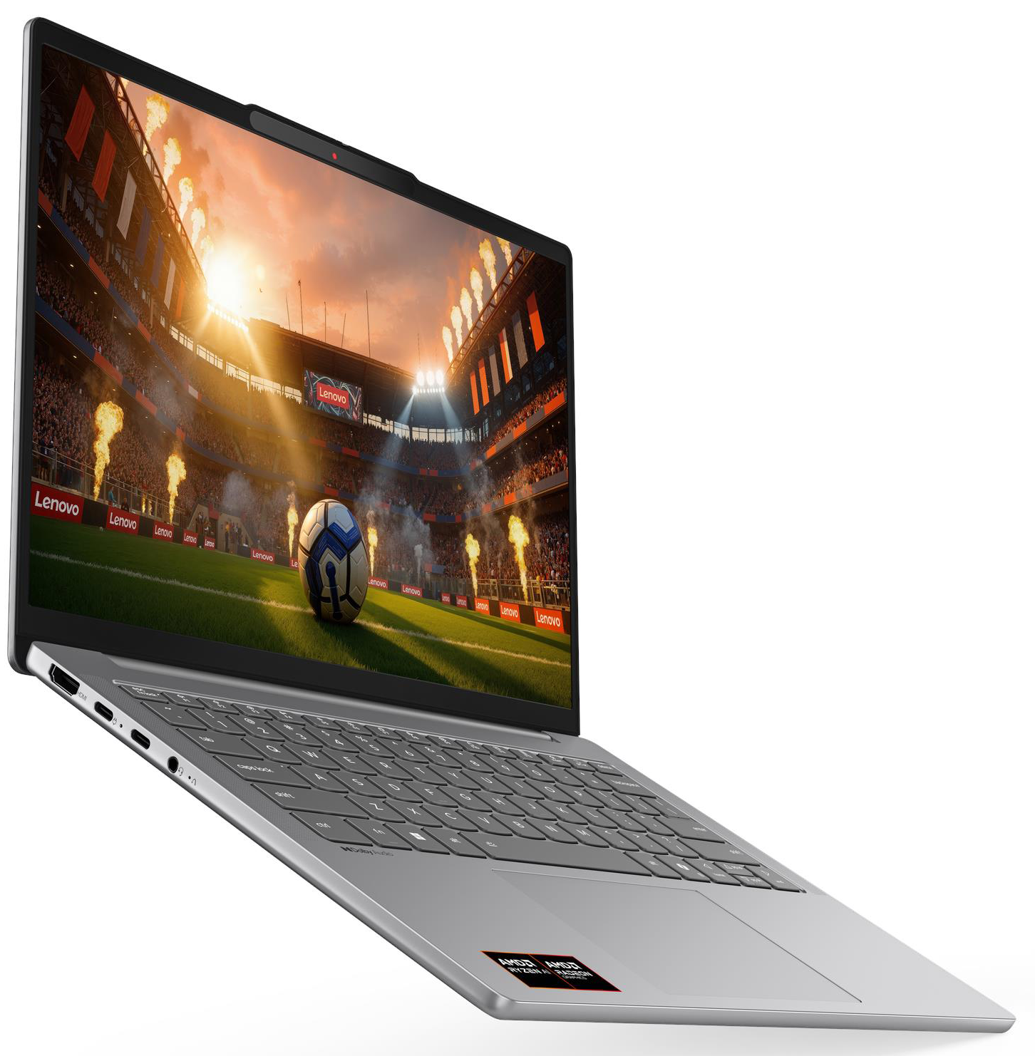 Egy nyitott laptop focimeccsel a képernyőn és a billentyűzetével.