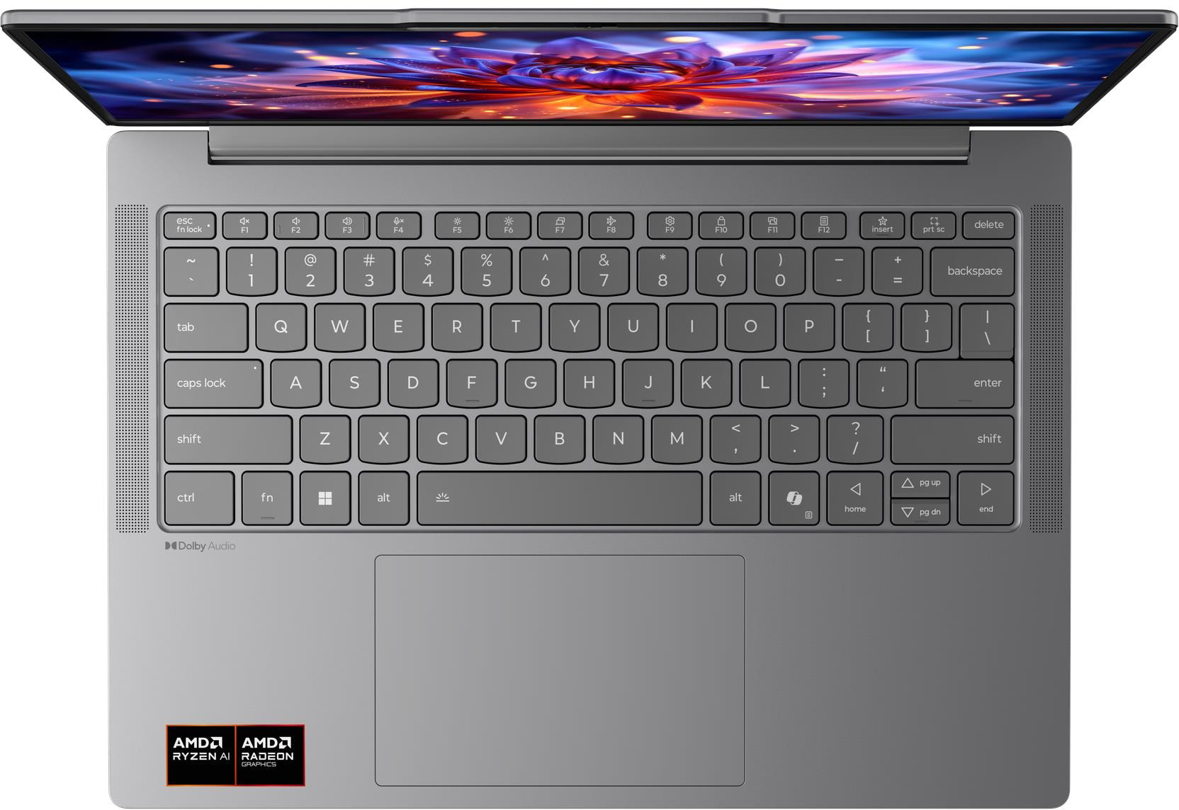 Egy nyitott laptop világító képernyővel és billentyűzettel. AMD logók alul.