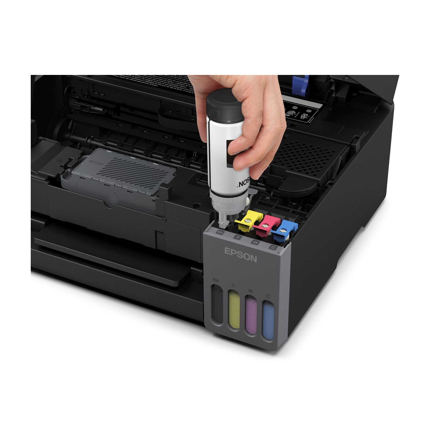 Una mano versa inchiostro nero da una bottiglia nel serbatoio dell'inchiostro di una stampante Epson.