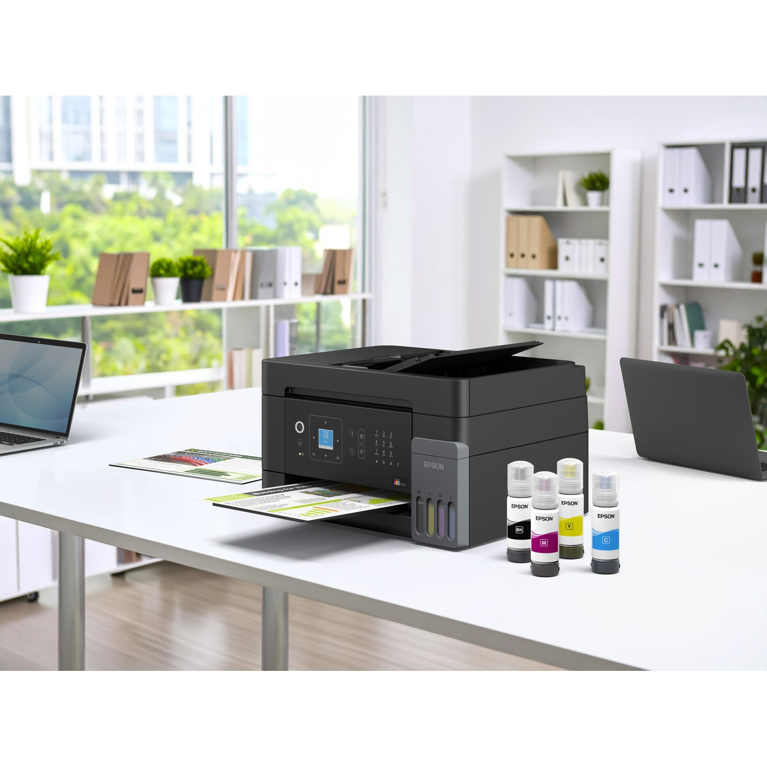 Una stampante Epson nera con quattro flaconi d'inchiostro su una scrivania.