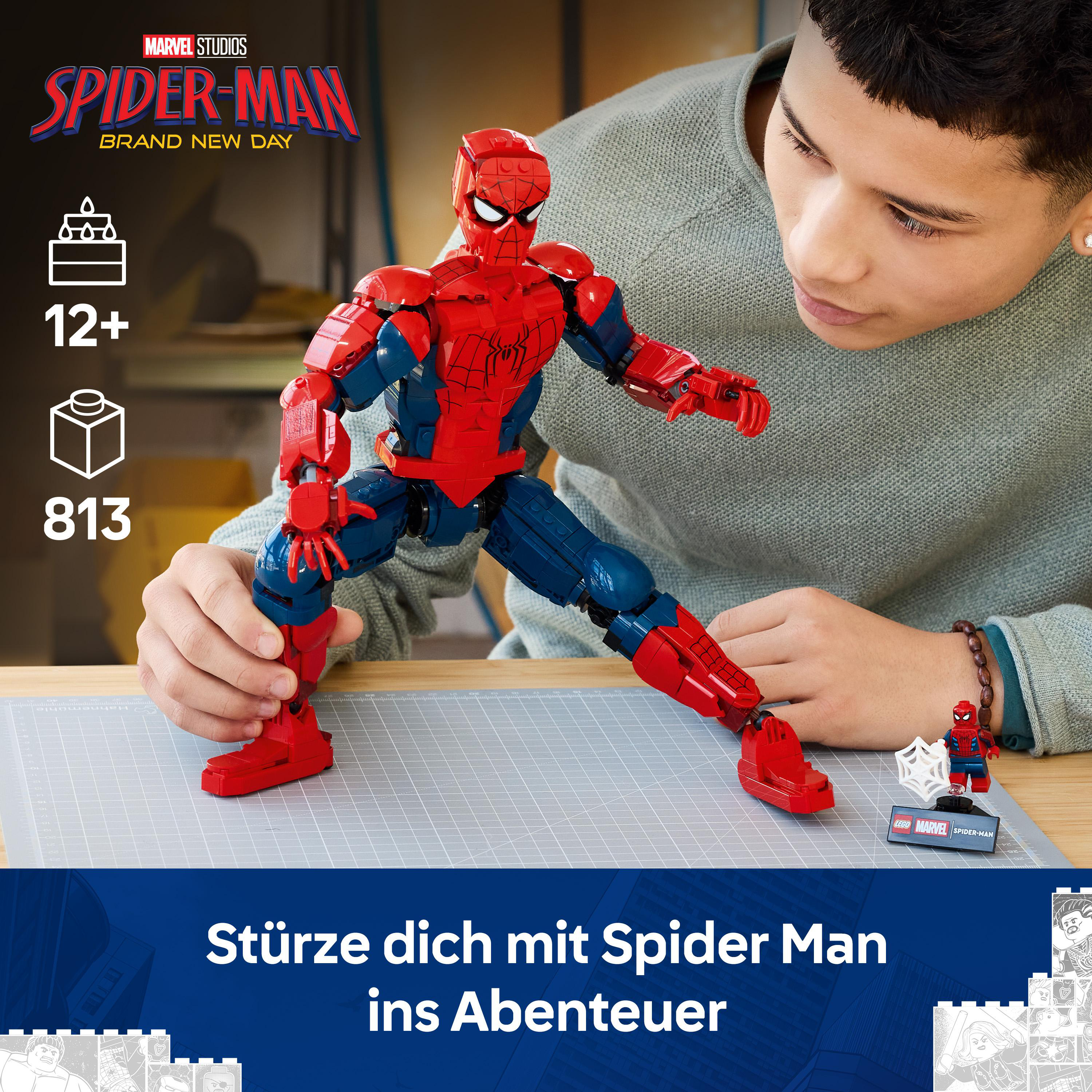 Ein Junge baut eine rote und blaue Spider-Man Lego-Figur. Alter 12+, 813 Teile.