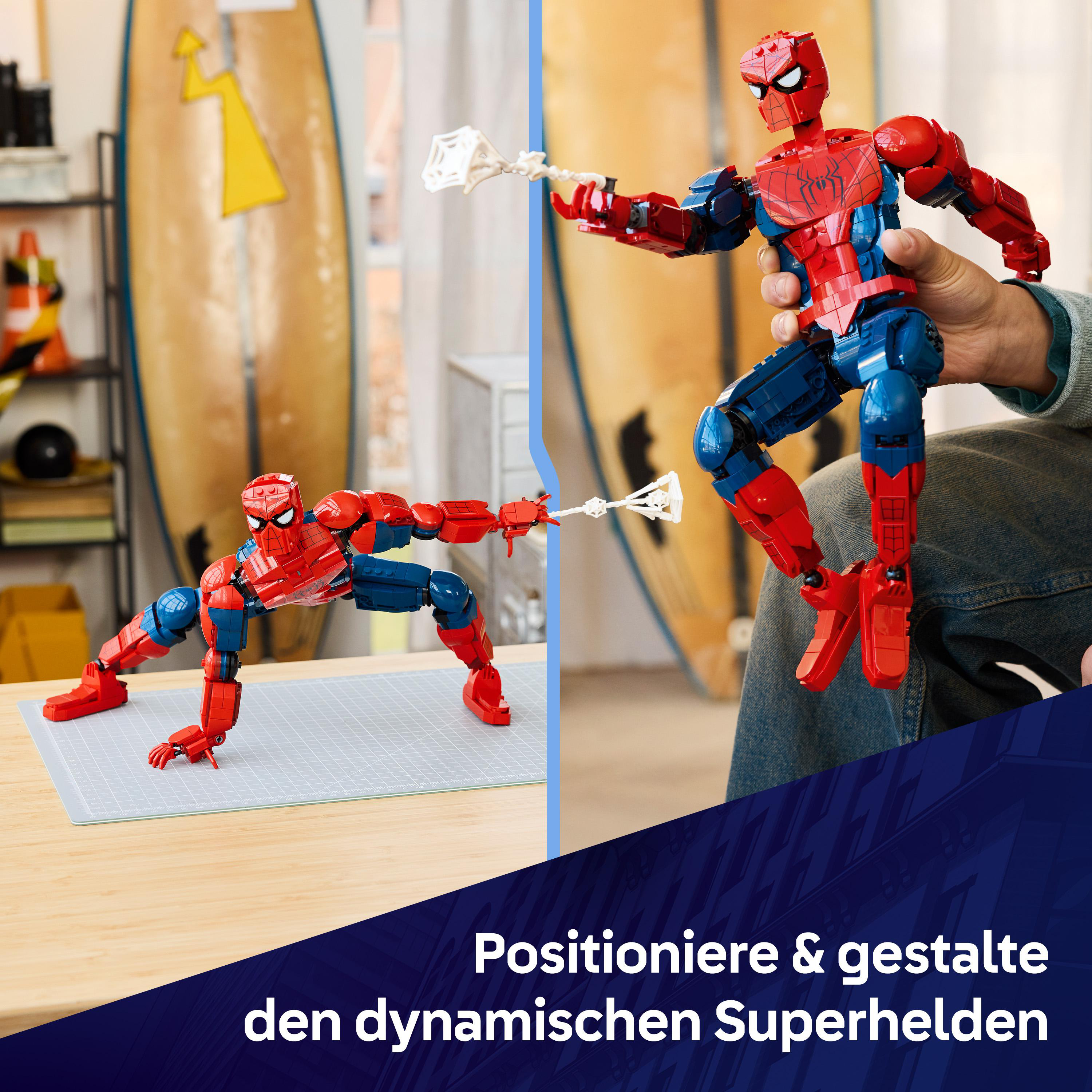 Zwei Lego Spiderman Figuren in verschiedenen Posen auf einem Holztisch und von einer Person gehalten.