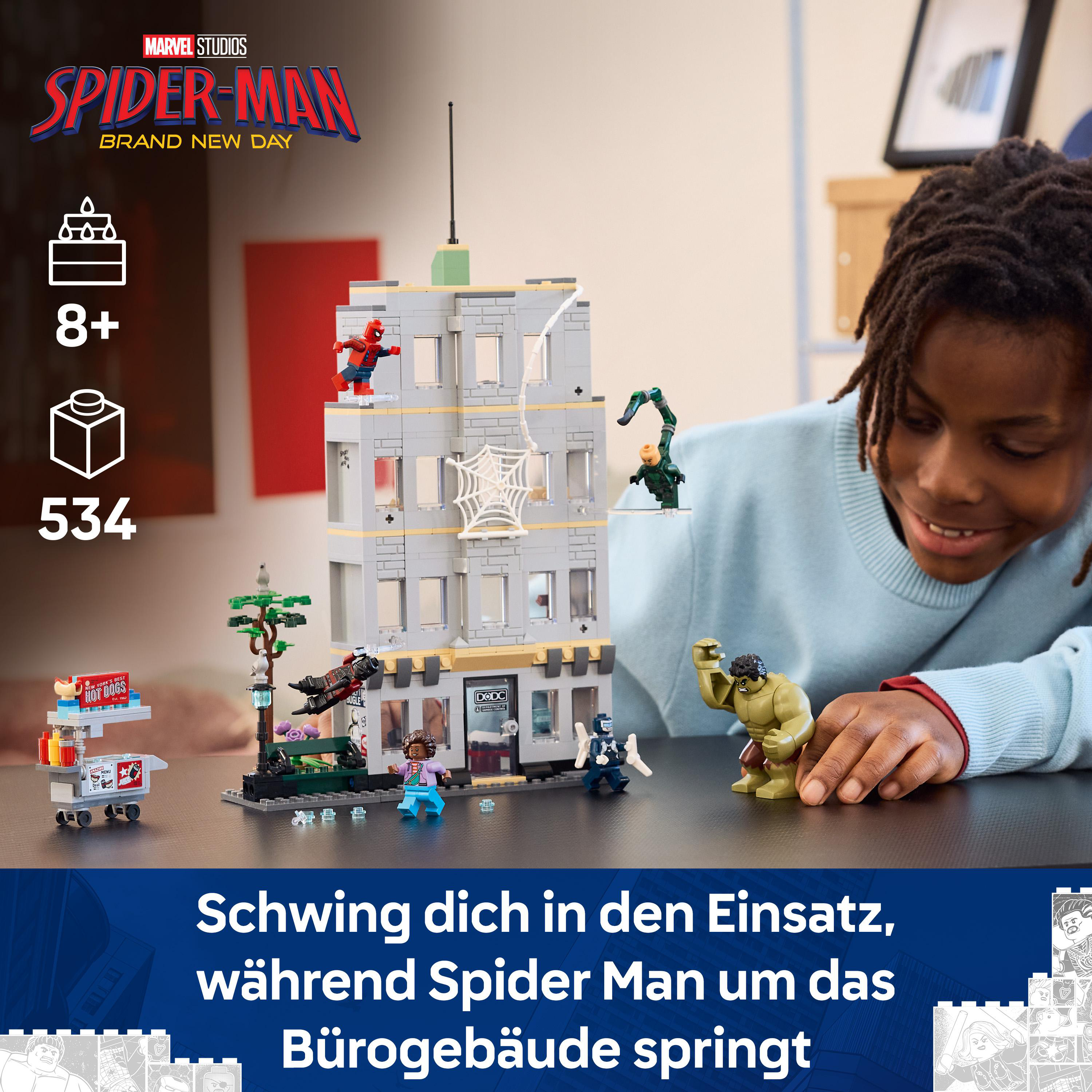 LEGO Spider-Man-Set mit Figuren, Gebäude und Hotdog-Stand.